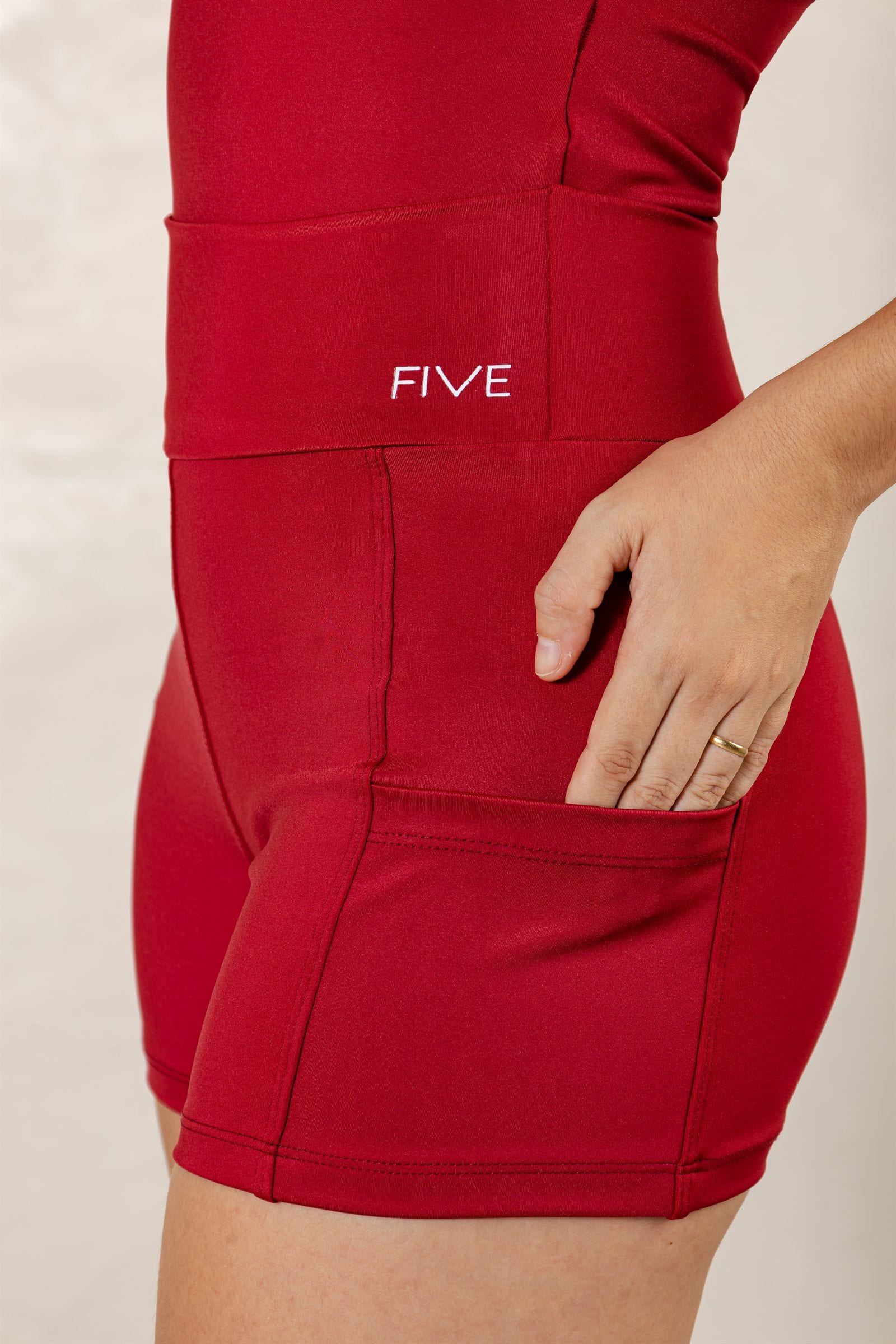 Short Ciclista Curto Bolsos Laterais — Vinho